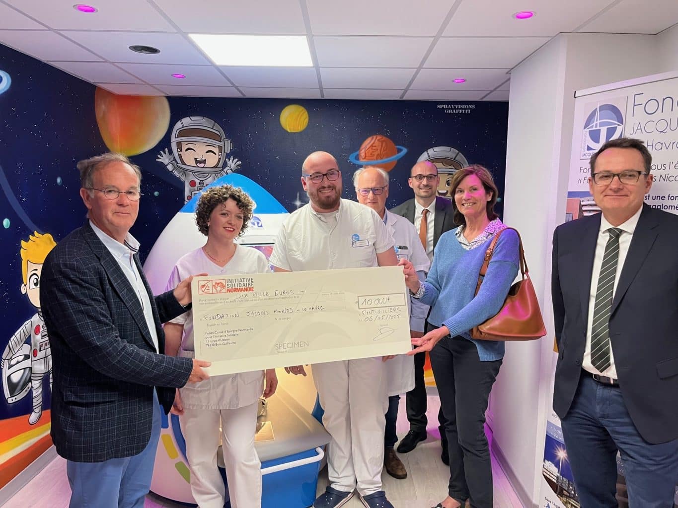 Remise de chèque avec à la Fondation Jacque Monod