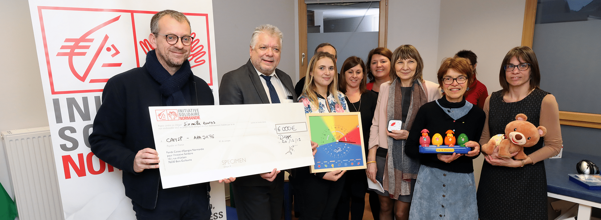 Remise chèque fonds de dotation caisse d’epargne Normandie Centre Henri Wallon de l'APAJH 76